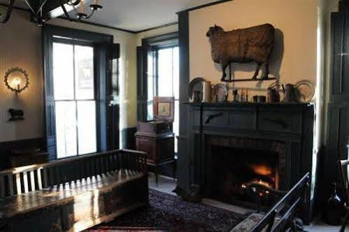 The Golden Lamb Hotel Ливан Екстериор снимка